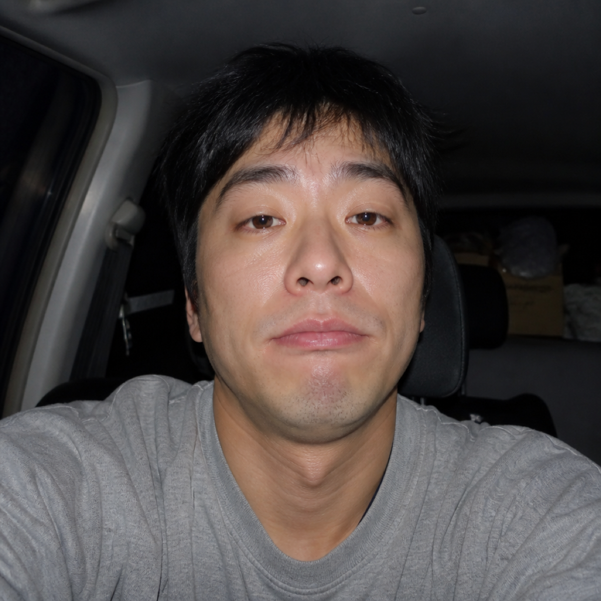 洗面所や暗い部屋での自撮りNG写真例